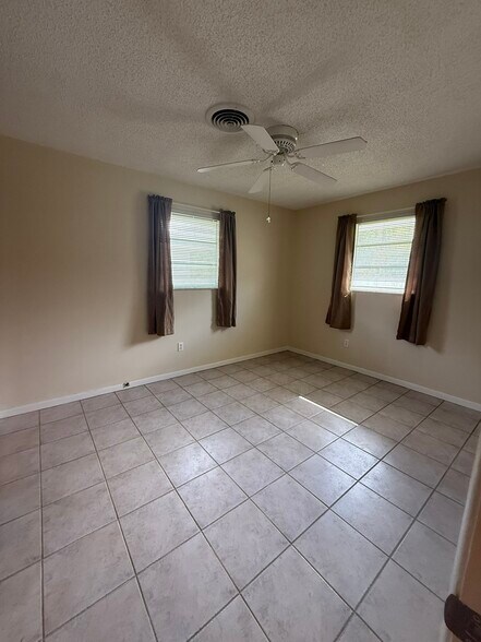 Building Photo - 2427 NW Holiday Ct