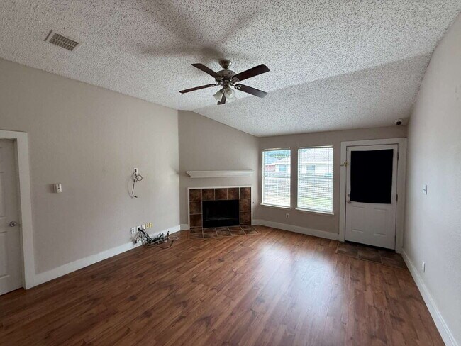 Building Photo - 1100 Alexandria Dr