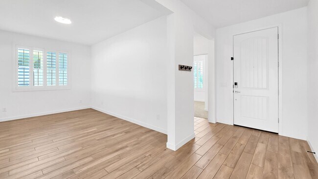 Building Photo - Newly built home with loads of space and S...