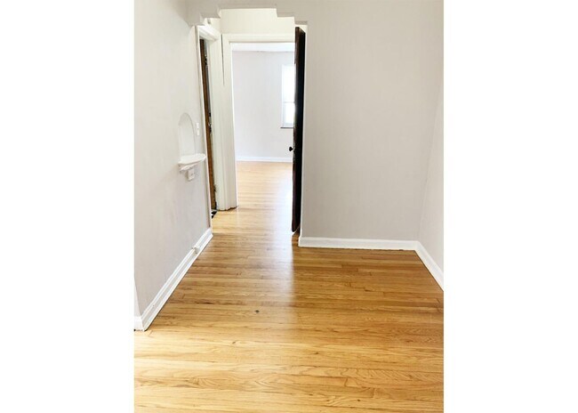 Building Photo - 950 Ludlow Ave