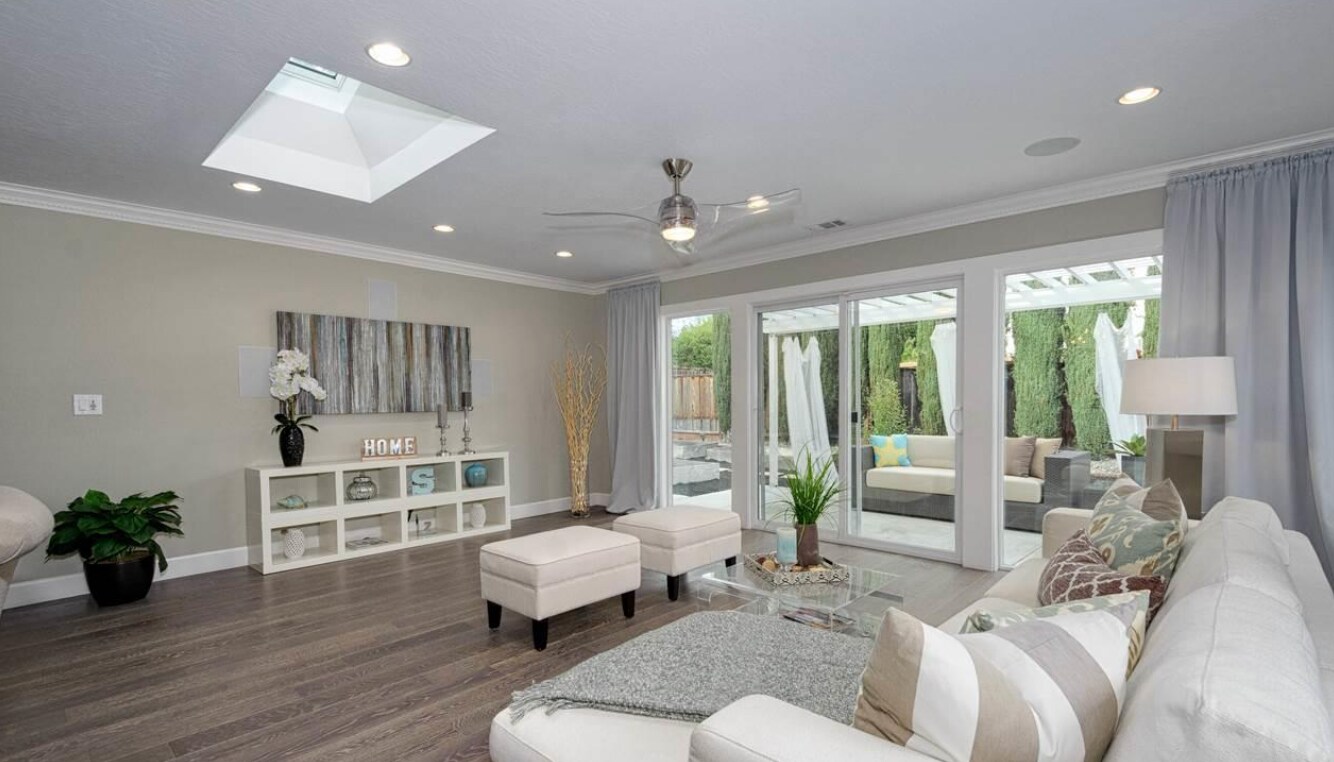 Building Photo - 10086 La Paz Ave