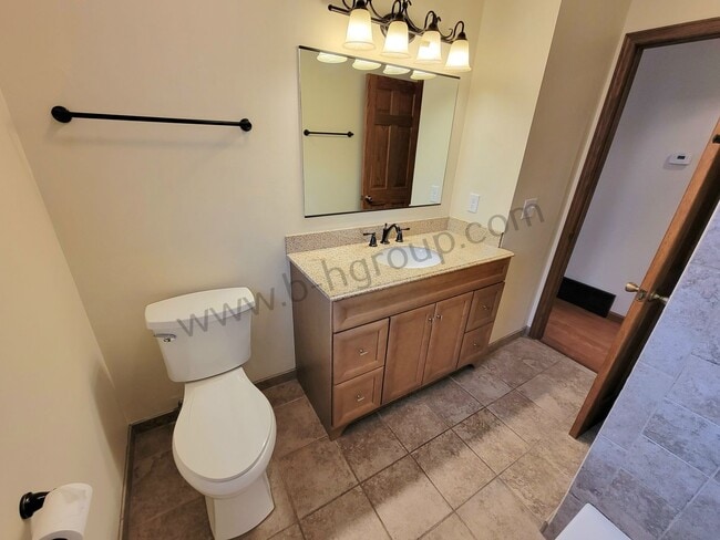 Building Photo - Great Location!