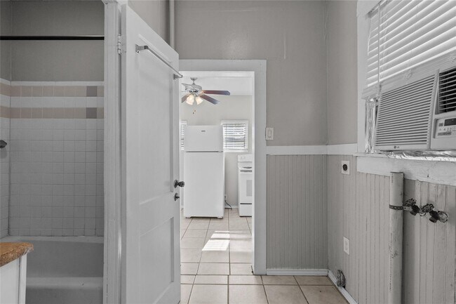 Building Photo - Cozy 1-bedroom 1-batn duplex on Galveston Island