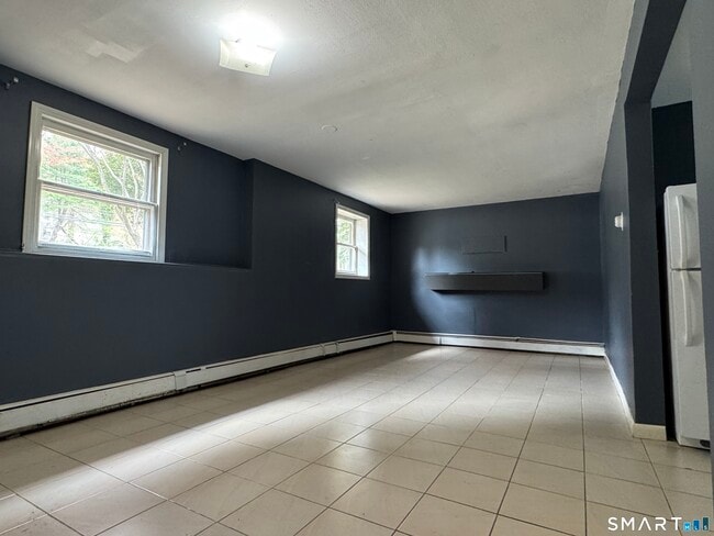 Building Photo - 158 River Rd