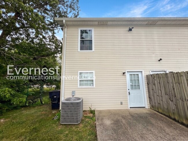 Building Photo - 2-Bed/1.5-Bath Town Home/Available Now!