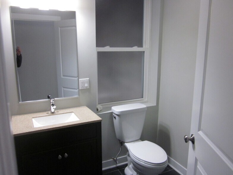 Building Photo - 2642 W HADDON AVE