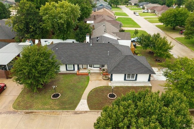 Building Photo - 9009 Lakeaire Dr
