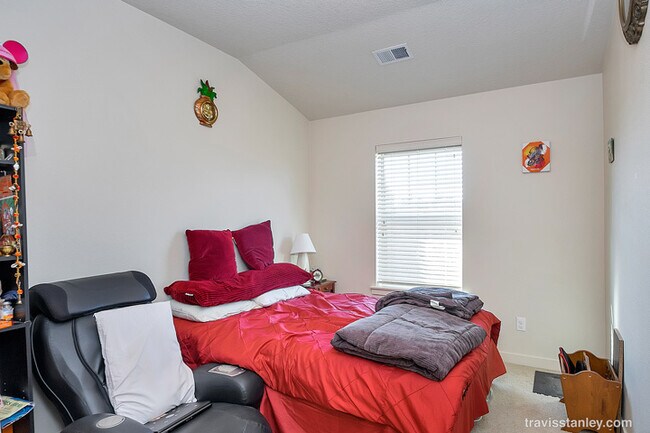 Building Photo - Spectacular 3BD Condo | Near Intel | Walk to MAX Station | Free High-Speed Internet | Water/Sewer...