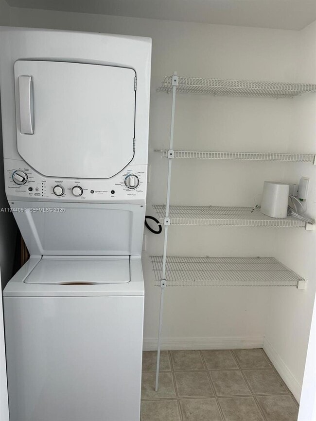 Building Photo - 2665 SW 37th Ave