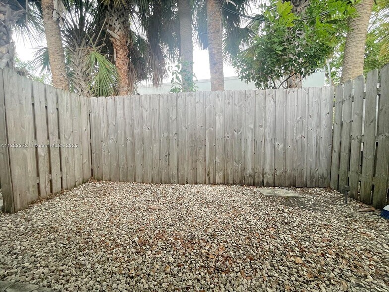 Building Photo - 2809 Middle River Dr