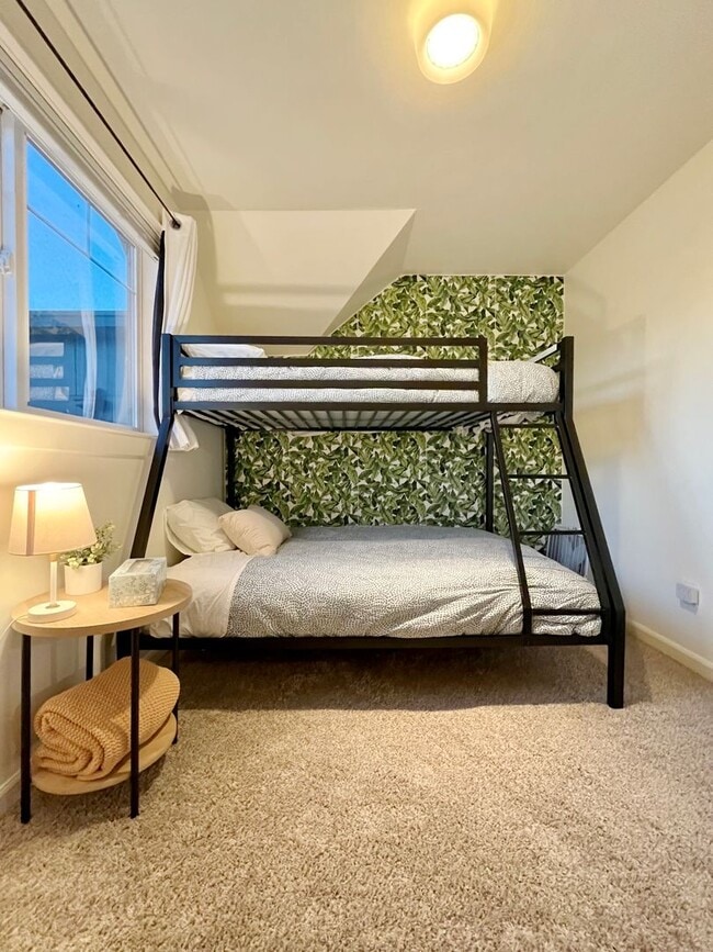 Building Photo - Light and Airy Townhome - Available April 10th