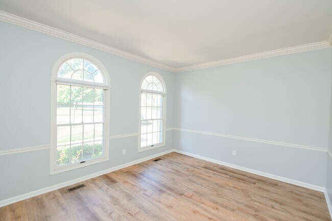 Building Photo - 5 bedroom / 2.5 bathroom Home for Rent in Valparaiso