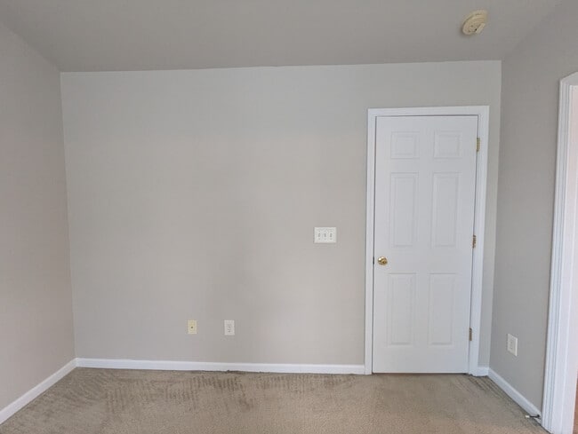 Building Photo - Room in Townhome on Derryrush Ave