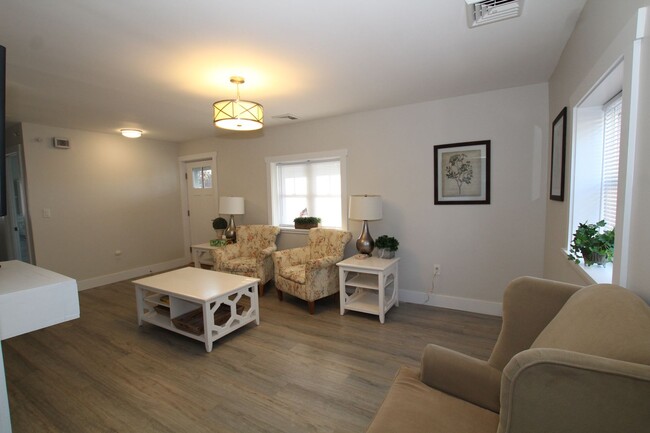 Building Photo - 2 Bedroom, fully furnished and ADA complia...