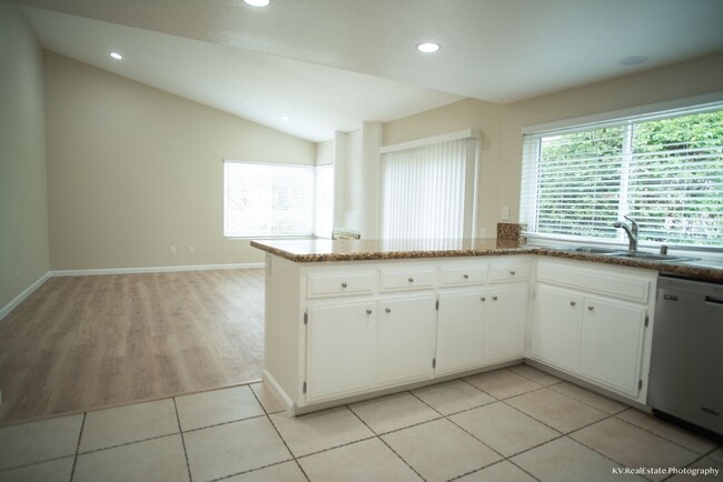 Building Photo - 4 Bed/ 2 bath House in Rancho Penasquitos