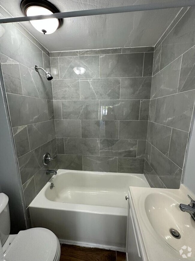 Building Photo - Fully renovated 2/1 single family residenc...