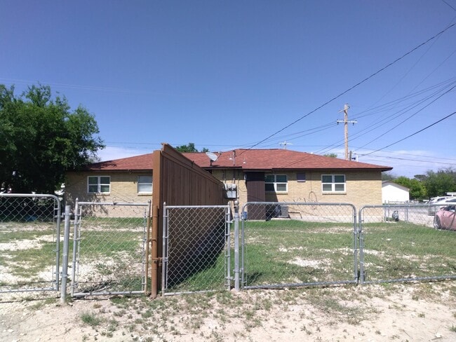 Building Photo - 1104 N Bedell Ave