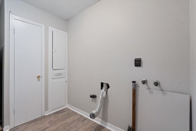 Building Photo - GREAT LOCATION AND MOVE IN READY