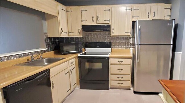 Building Photo - 711 Newton Square Dr