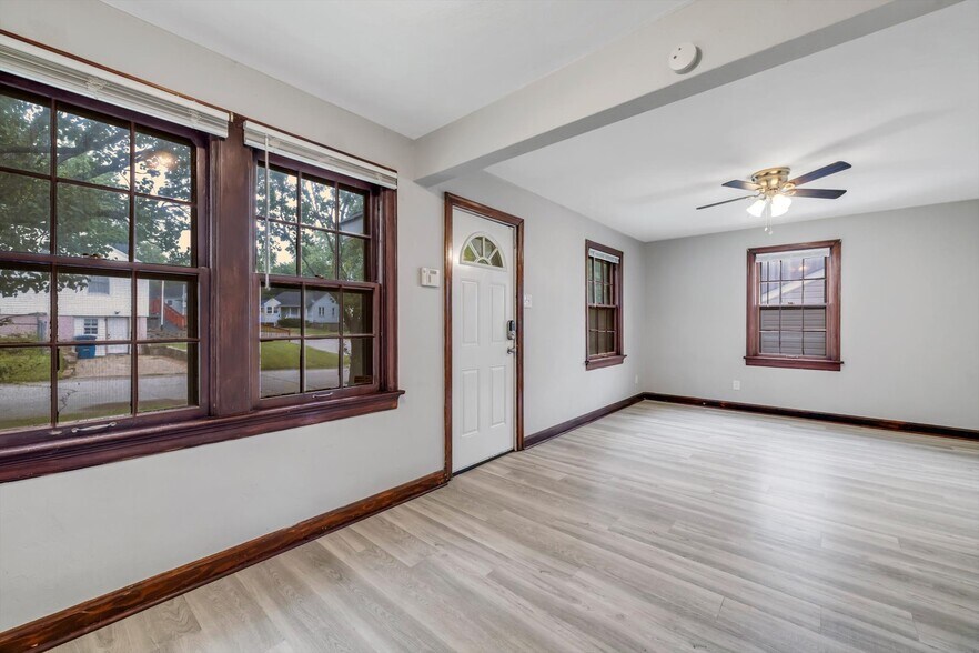 Building Photo - 7120 Roslyn Dr
