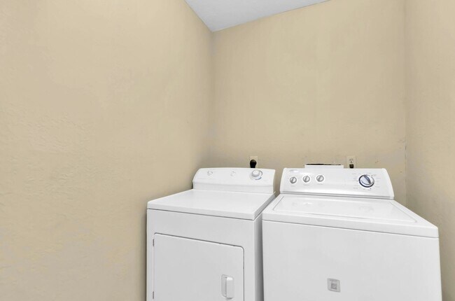 Building Photo - 15938 Mission Village Dr