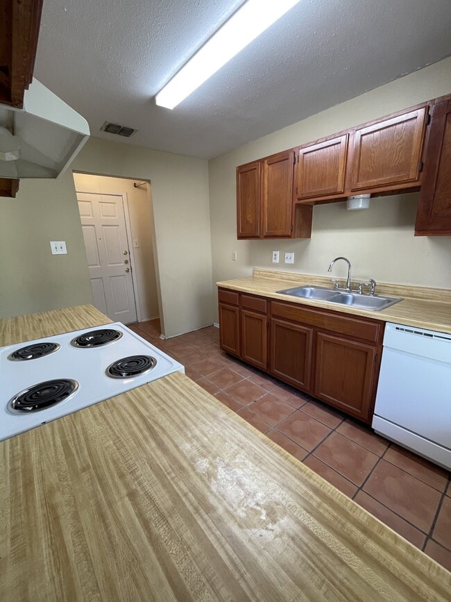 Building Photo - 9931 Village Briar