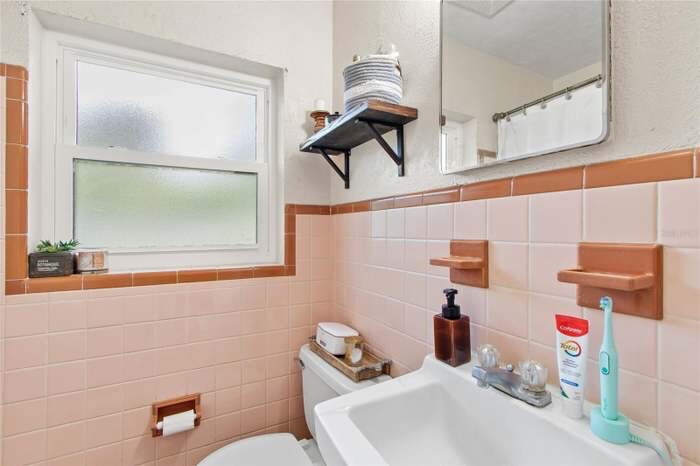 Building Photo - 711 Wilkinson St