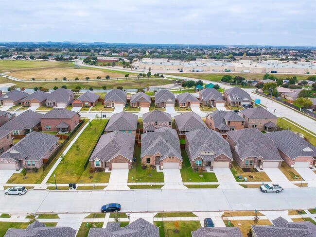 Building Photo - 7633 Spring Dr