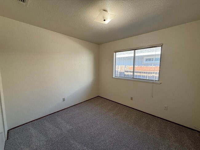 Building Photo - Spacious 4bed 2bath home in the Rio Linda/...