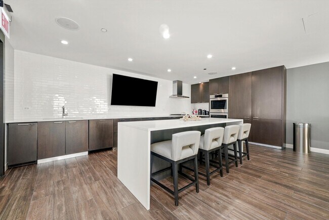 Building Photo - 750 N Hudson Ave