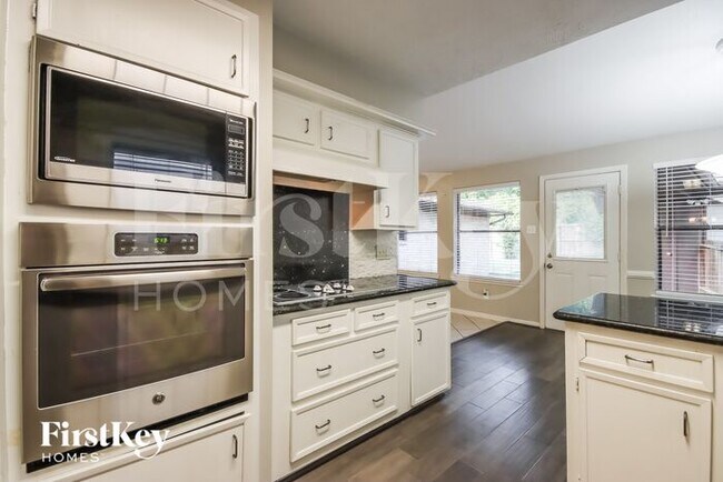 Building Photo - 4014 Cedar Forest Dr