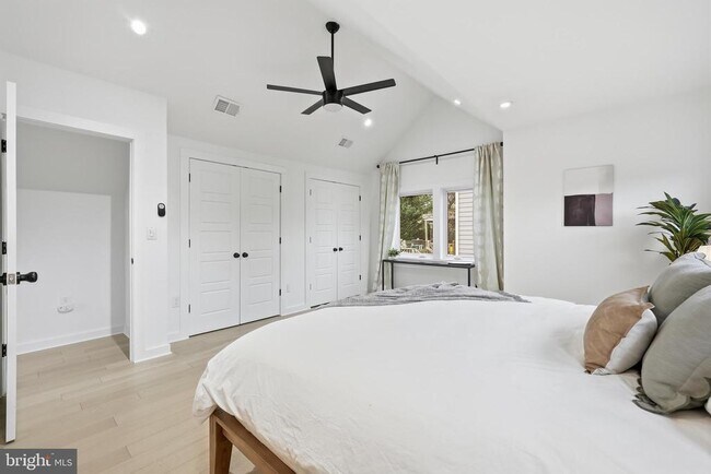 Building Photo - 2211 Franklin St NE