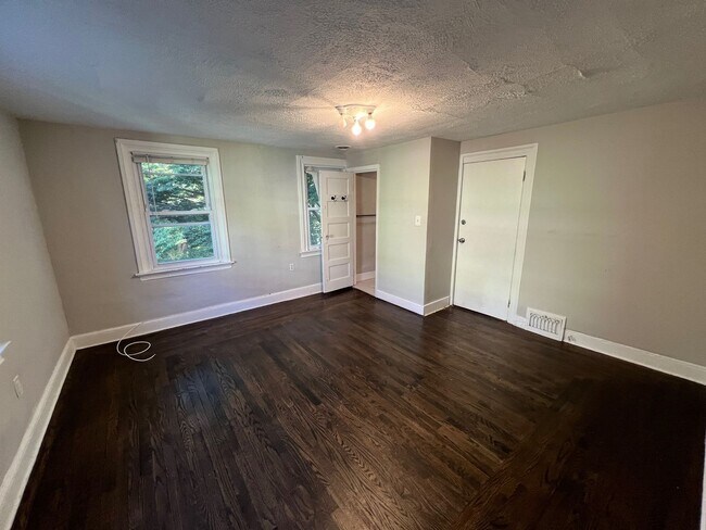 Building Photo - 70 William St