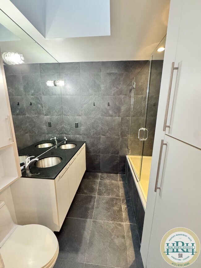 Building Photo - Tranquil & Spacious 2 BR/Den/ 1 BA Condo in the Central Richmond District