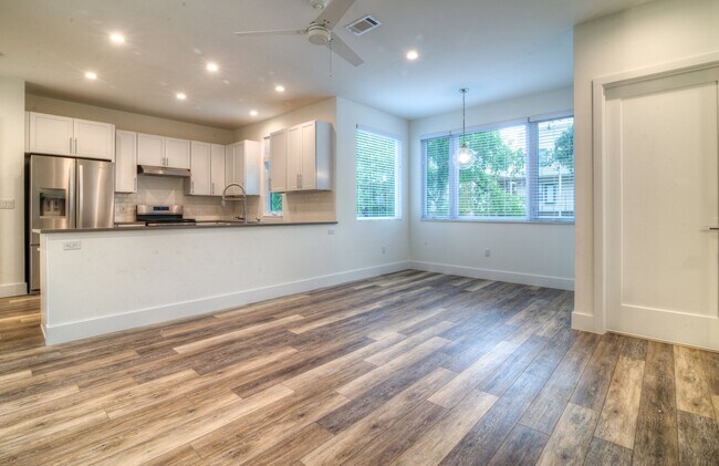 Building Photo - UT PRE-LEASE: Constructed August 2018, Luxury North Campus 3 bed / 3 bath home