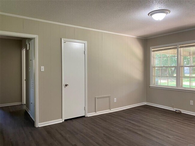 Building Photo - 306 Oakwild Dr