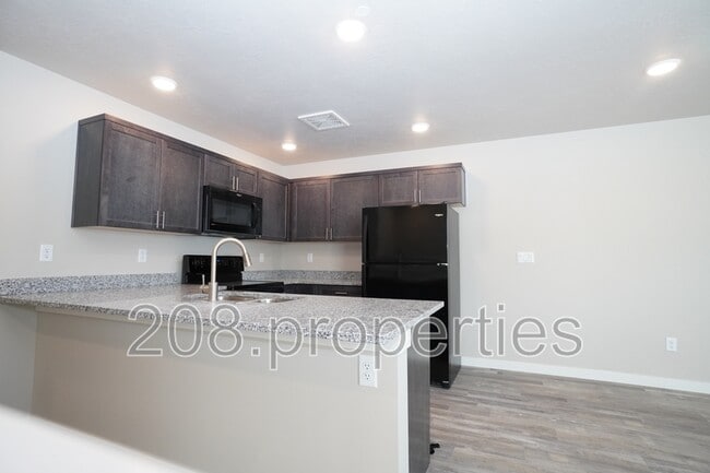 Building Photo - 431 2nd Ave N