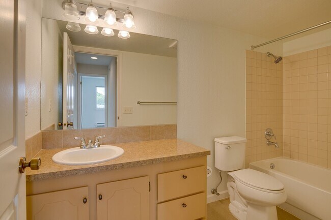 Building Photo - Downtown Mercer Island Condo Available Now!