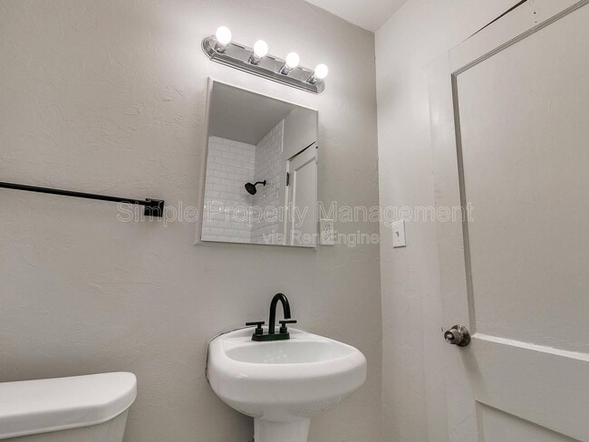 Building Photo - 943 East Dr