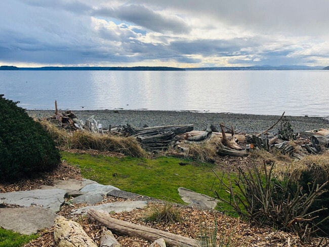 Building Photo - 4136 Beach Dr SW