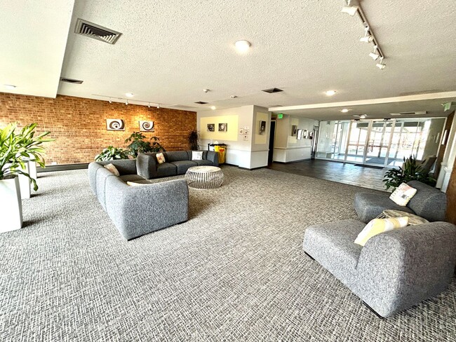 Building Photo - Cozy 1 Bed 1 Bath Condo in Denver Around t...