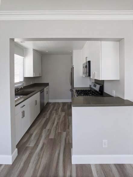 Kitchen - 458 S Oakhurst Dr