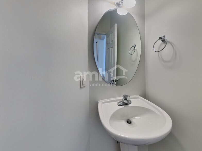 Building Photo - 905 Alba Rose Ln