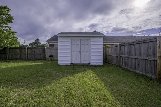 Building Photo - 3BR Home Near N. Marine Blvd with Fenced Backyard