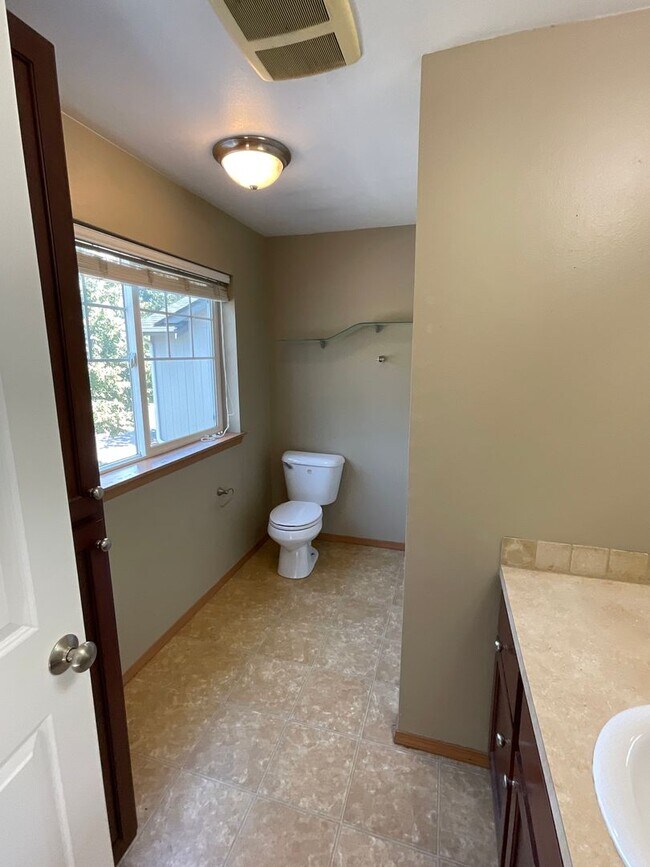 Building Photo - Beautiful 3 BR/2.5 BA Home with Bonus Room