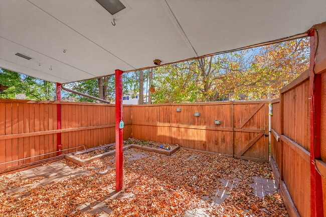 Building Photo - $2,500.00, 2-bed, 2.5 bath located in Denver.