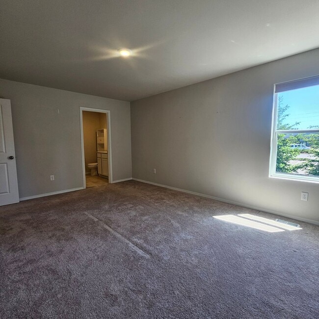Building Photo - Move-In Ready 3 Bed, 2.5 Bath Home in Desirable Port Orchard Neighborhood