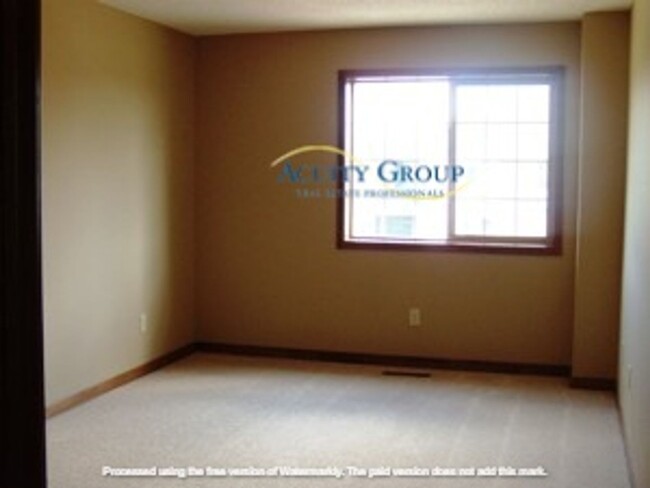 Building Photo - 3BR, 2BA Townhome for Rent in St. Francis