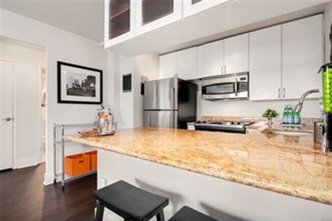 Building Photo - $250 off first month's rent!!!! Highly des...