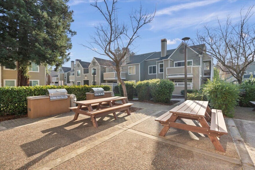 Building Photo - 215 Reflections Dr